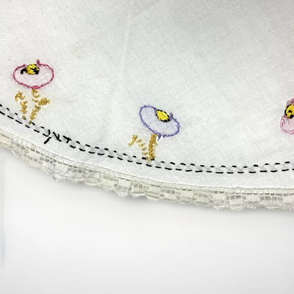 VTG Round Linen Tablecloth embroidered Flowers Cottage Core 33.5in x 31in - Picture 7 of 9